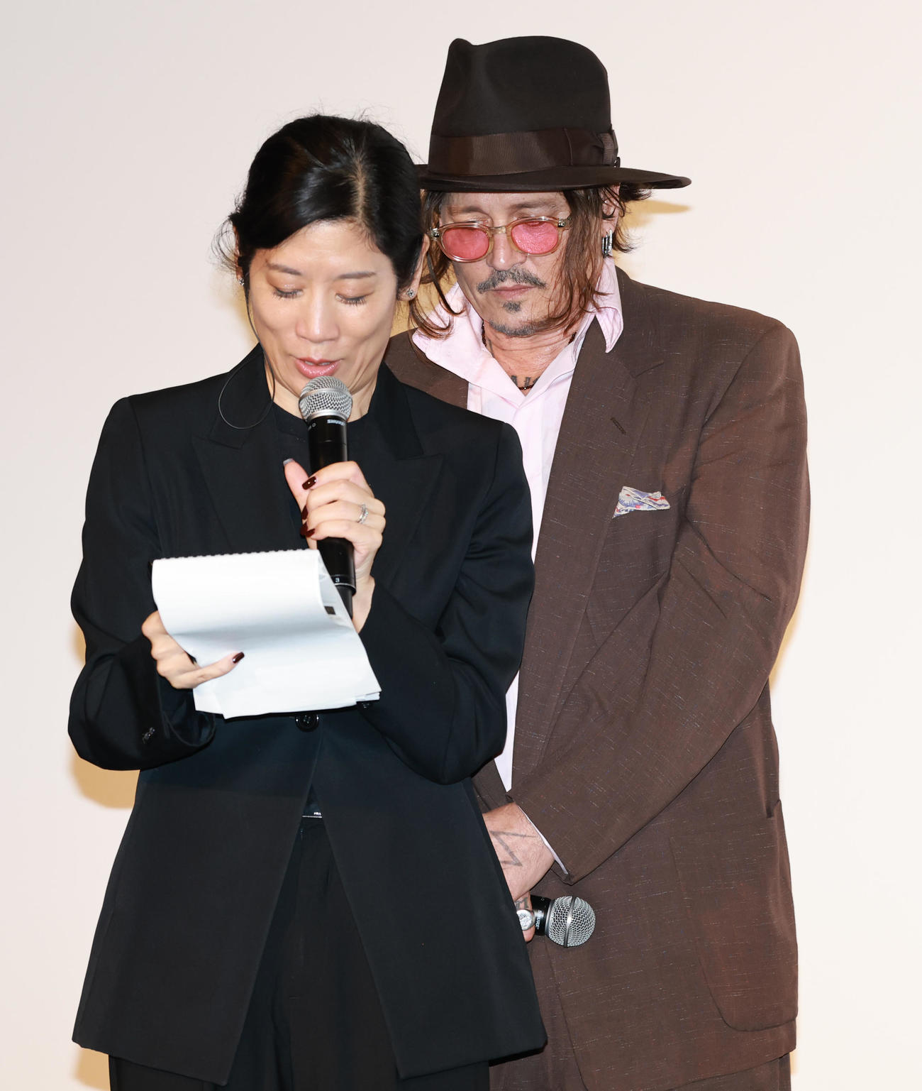 映画「モディリアーニ！」ジャパン・プレミアに登場し通訳の背後に隠れるジョニー・デップ（撮影・野上伸悟）