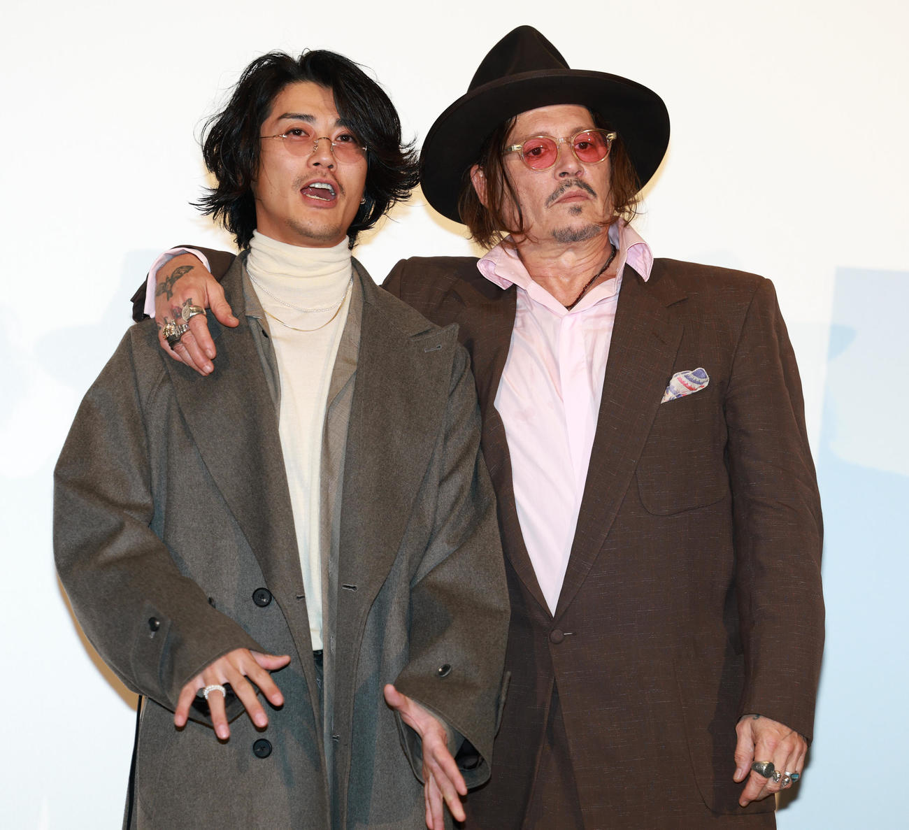 映画「モディリアーニ！」ジャパン・プレミアに登場し赤西仁（左）と肩を組むジョニー・デップ（撮影・野上伸悟）