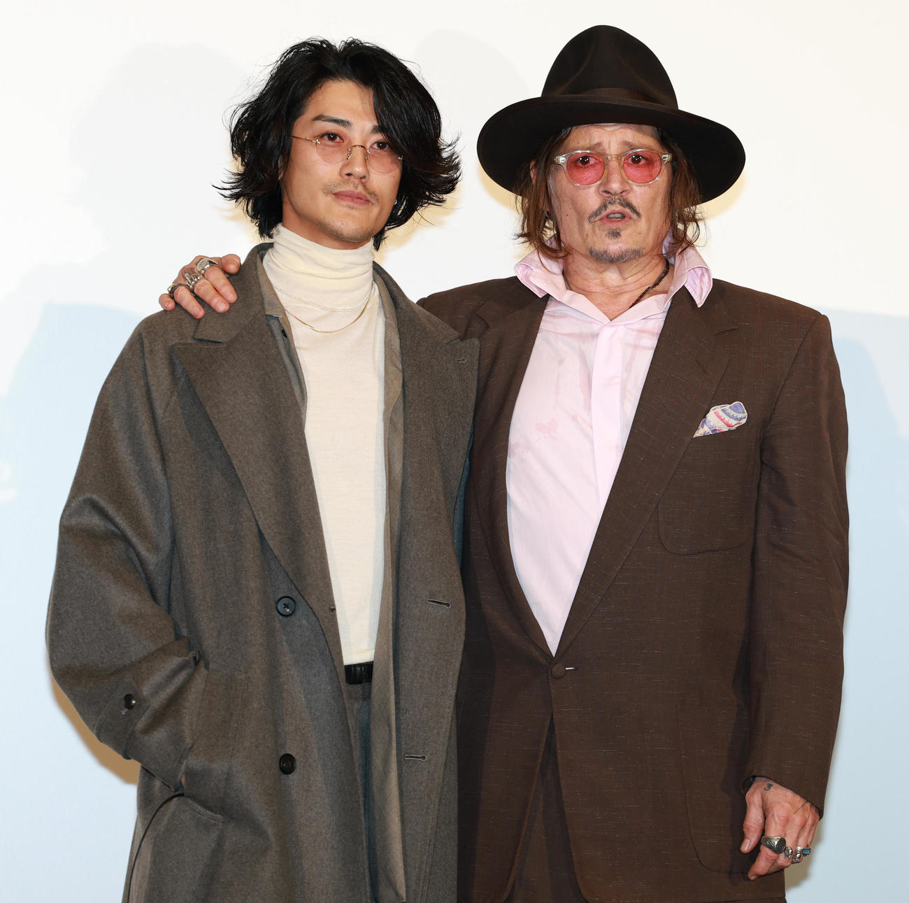 映画「モディリアーニ！」ジャパン・プレミアに登場し赤西仁（左）と肩を組むジョニー・デップ（撮影・野上伸悟）