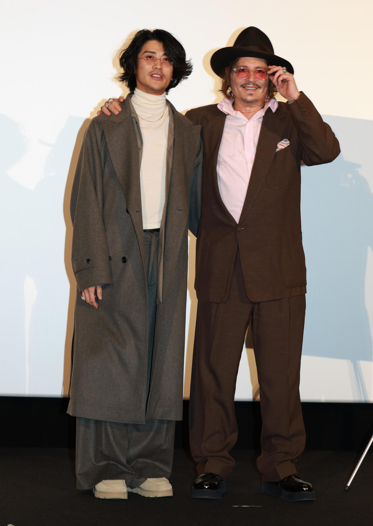 映画「モディリアーニ！」ジャパン・プレミアに登場し赤西仁（左）と笑顔のジョニー・デップ（撮影・野上伸悟）