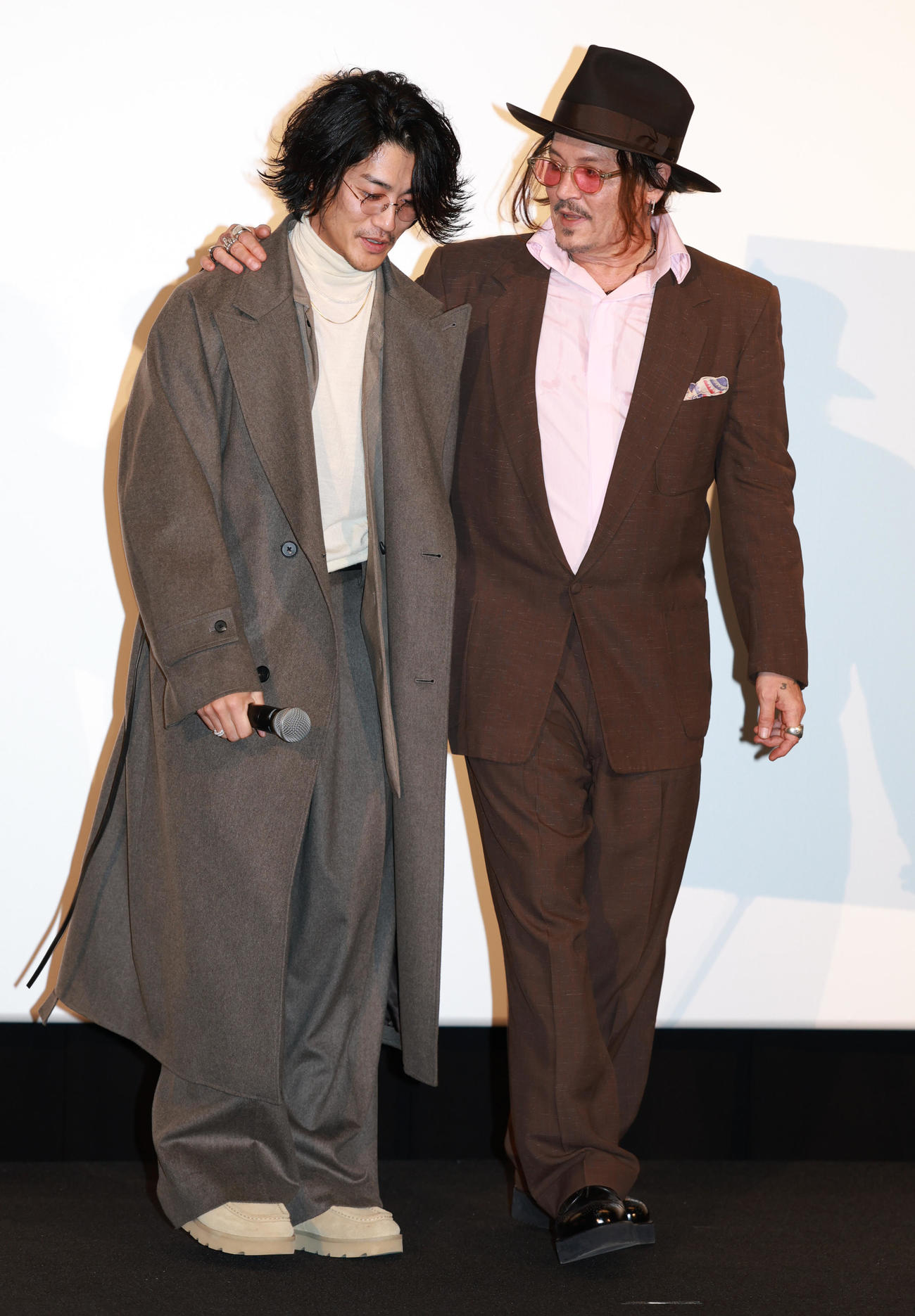 映画「モディリアーニ！」ジャパン・プレミアに登場し赤西仁（左）と肩を組むジョニー・デップ（撮影・野上伸悟）
