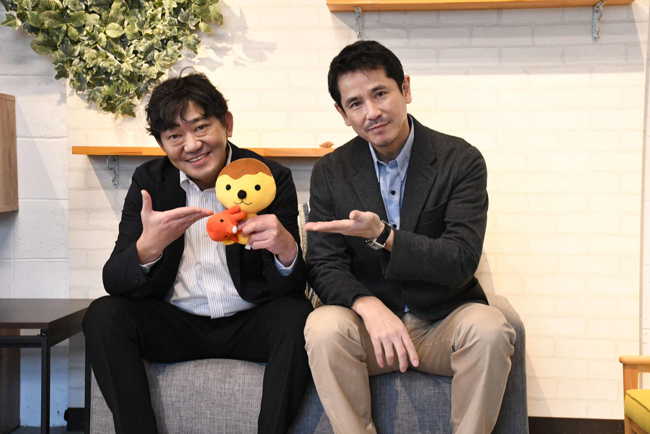 「テレビ大阪感謝祭2025」内の再現ドラマに出演するメッセンジャー黒田有（左）と西村和彦（撮影・阪口孝志）