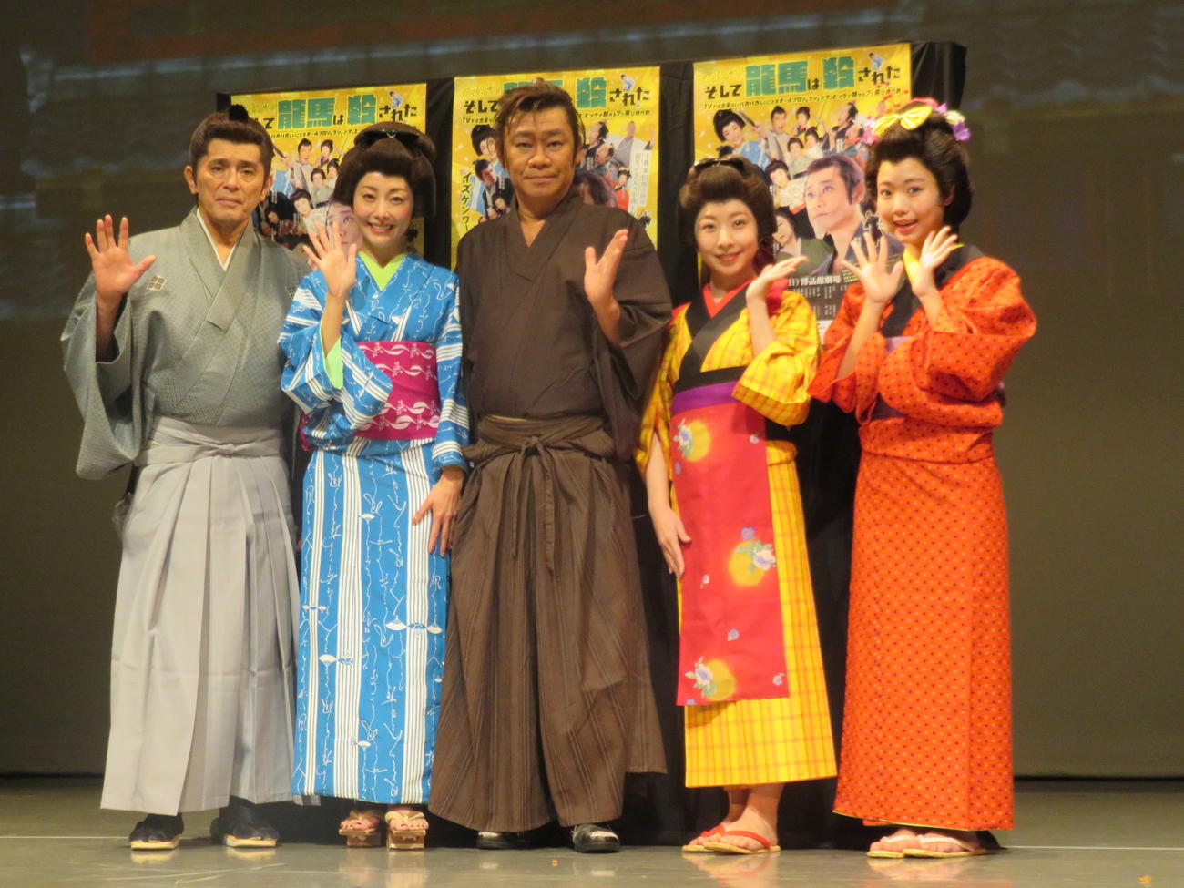 舞台「究極版！そして竜馬は殺された」の出演者たち。左から新藤栄作、熊切あさ美、泉堅太郎、板野成美、吉田ちえり