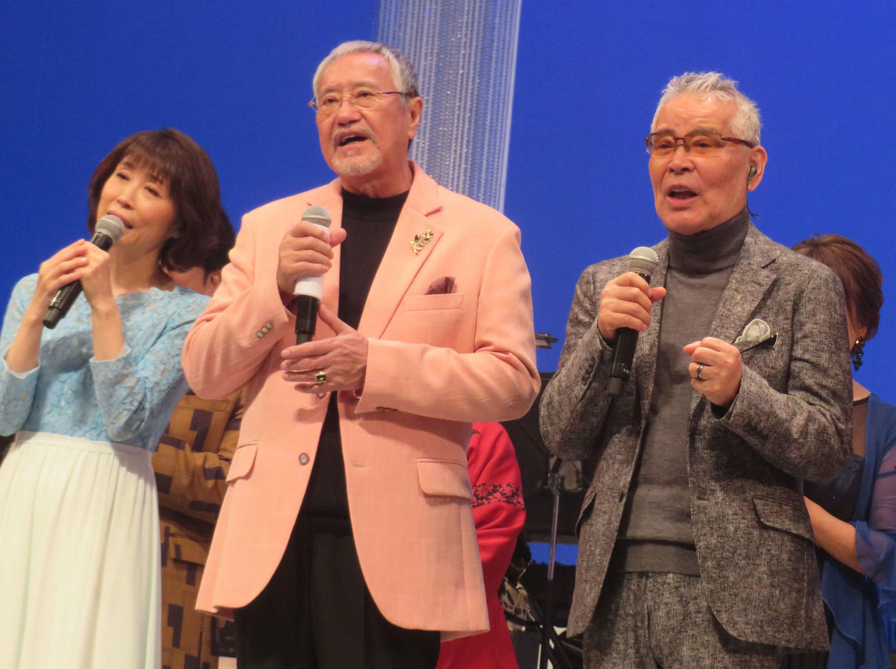 徳間ジャパン60周年記念公演に出場した、左から水森かおり、吉幾三、千昌夫