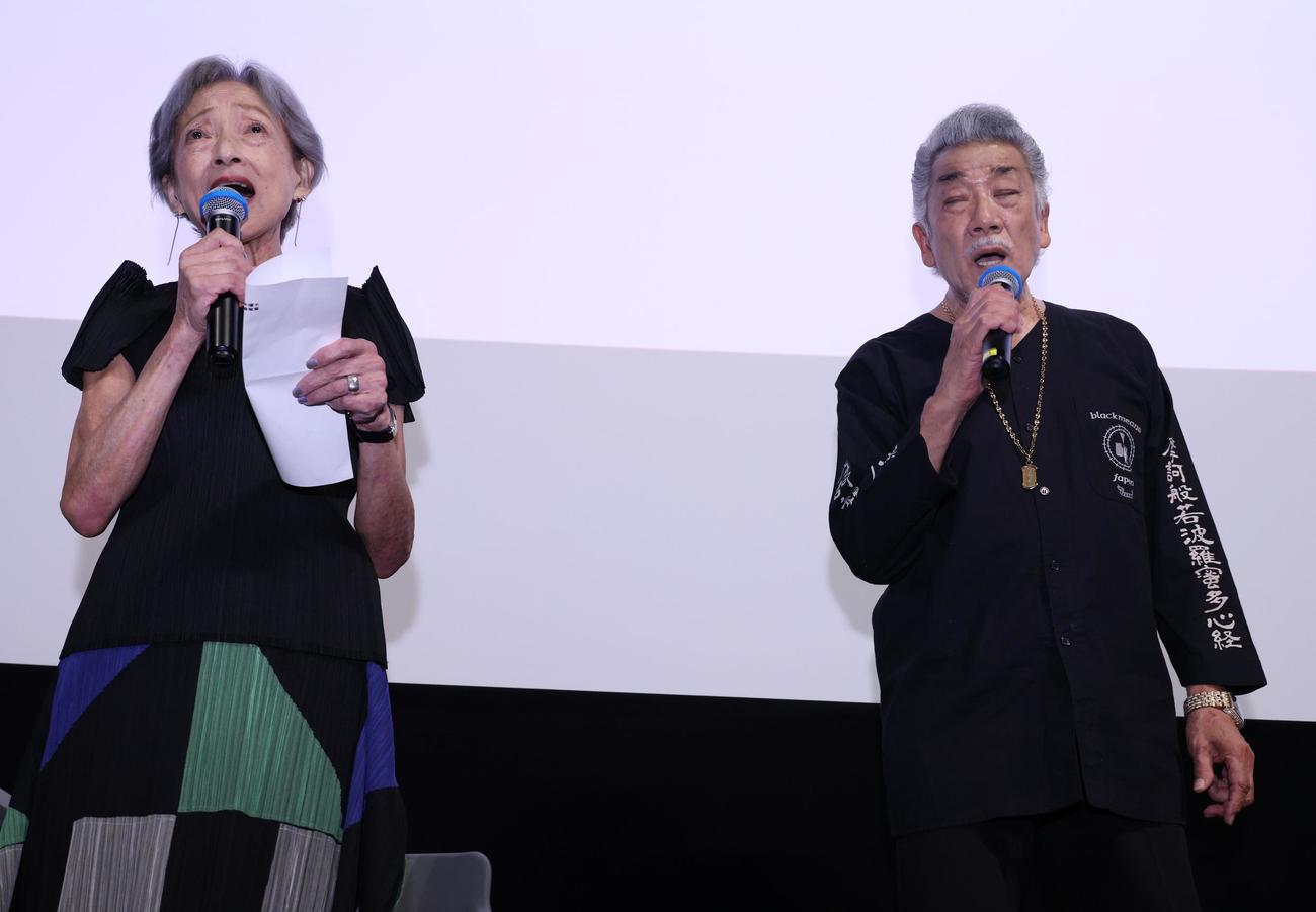 映画「トラック野郎・銀幕を駆ける一番星」の舞台あいさつで「一番星ブルース」を歌唱する中島ゆたかさん（左）と宇崎竜童（2025年7月撮影）