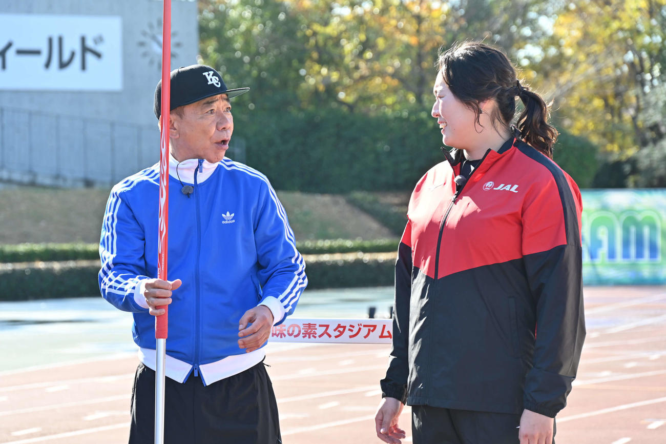 テレビ朝日系「木梨憲武のスポーツKING！」に出演する、木梨憲武（左）、やり投げの北口榛花