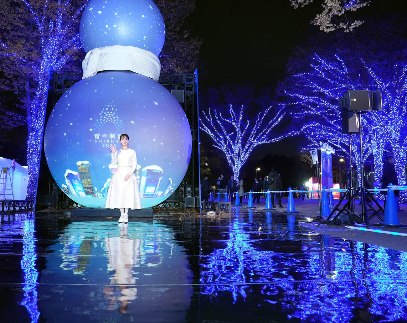 スノーマンを背に笑顔を見せる多部未華子（撮影・たえ見朱実）