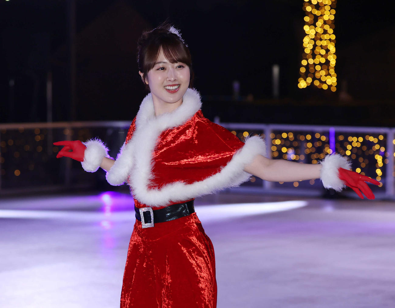 オープニングセレモニーでスケートを披露する本田望結（撮影・増田悦実）