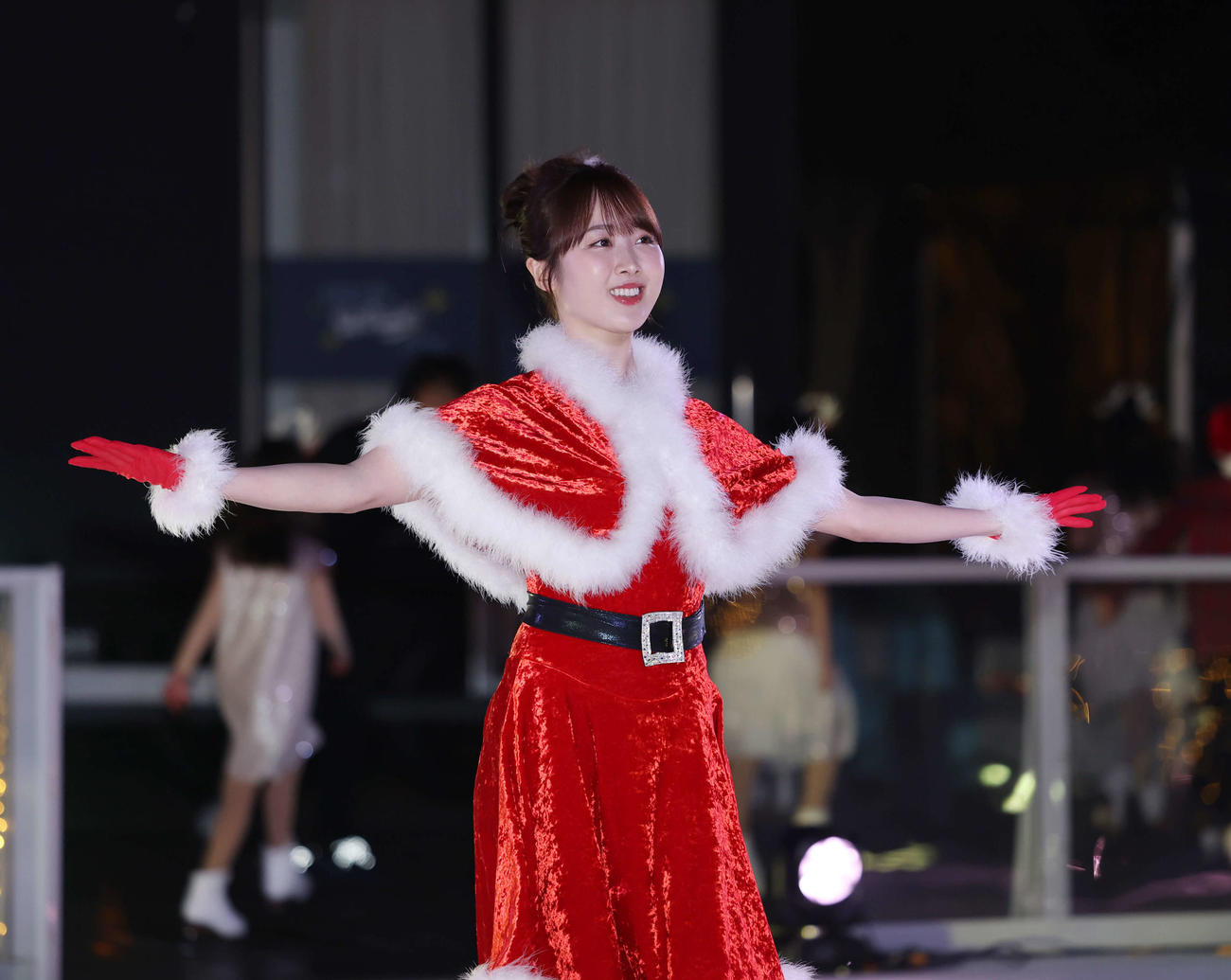 オープニングセレモニーでスケートを披露し、あいさつをする本田望結（撮影・増田悦実）