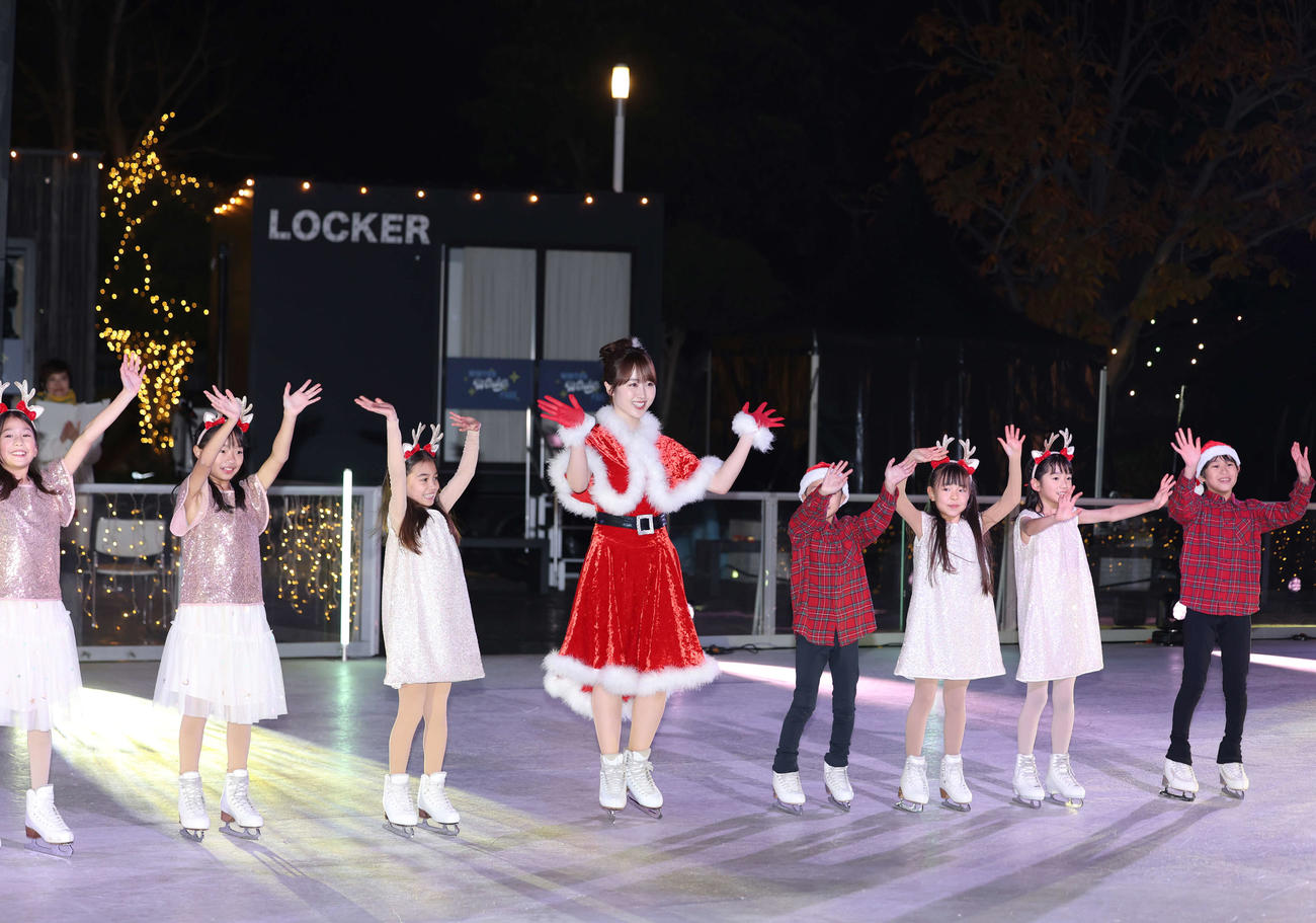 オープニングセレモニーで子どもたちとスケートを披露し、笑顔で手を振る本田望結（左から4人目）（撮影・増田悦実）
