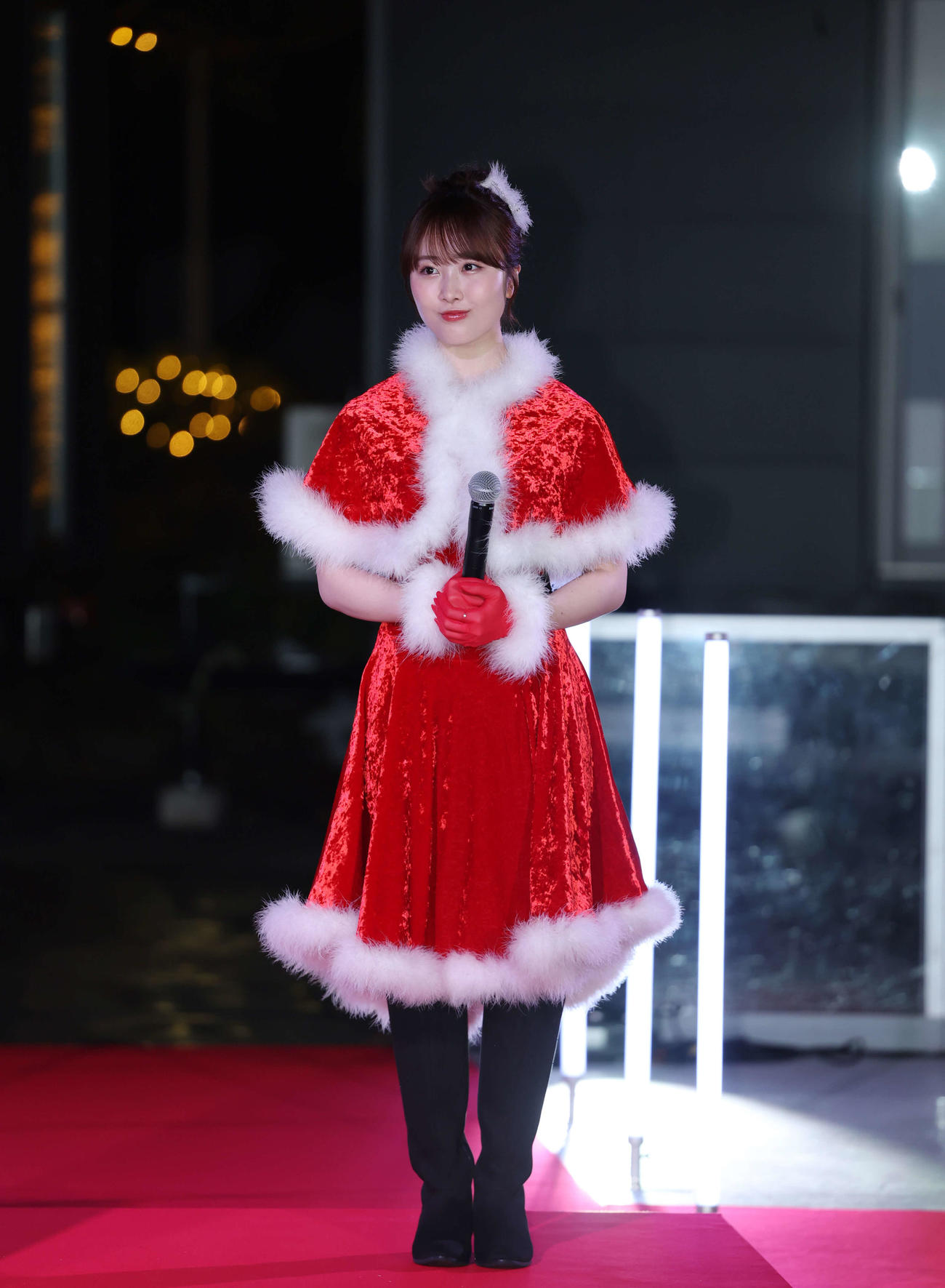 オープニングセレモニーにサンタ衣装で登場した本田望結（撮影・増田悦実）
