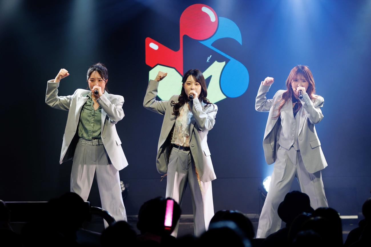 メジャーデビュー記念スペシャルライブを行ったUtaHime。左からNonoka、Momoka、Sayaka