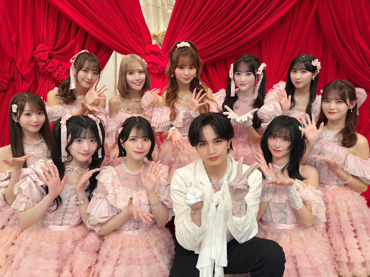 フジテレビ系列「2025 FNS歌謡祭第1夜」でコラボした＝LOVEのメンバーと中島健人