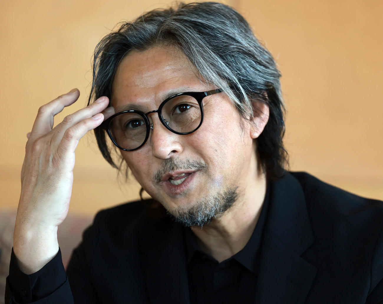 一雫ライオン氏（2025年4月撮影）