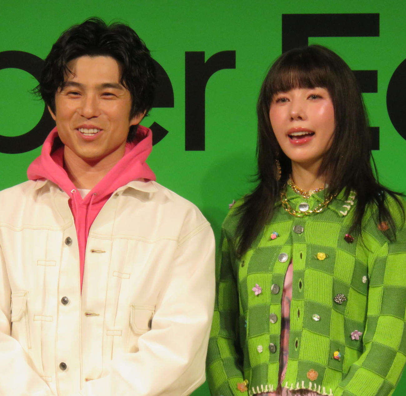 中尾明慶（左）と仲里依紗＝2025年3月11日