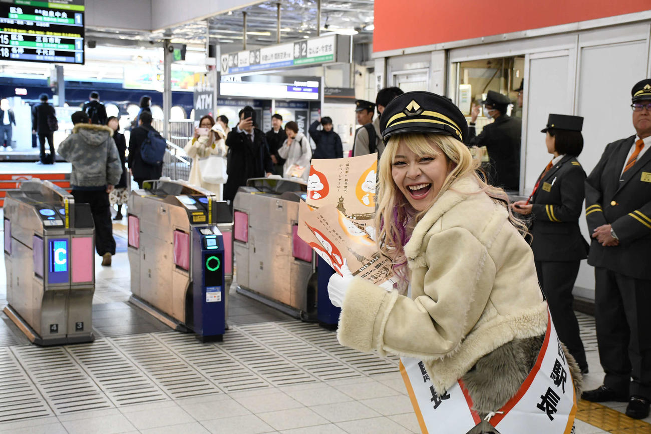 新今宮駅副駅名お披露目セレモニーに出席し、一日駅長を務めたエルフ荒川（撮影・阪口孝志）
