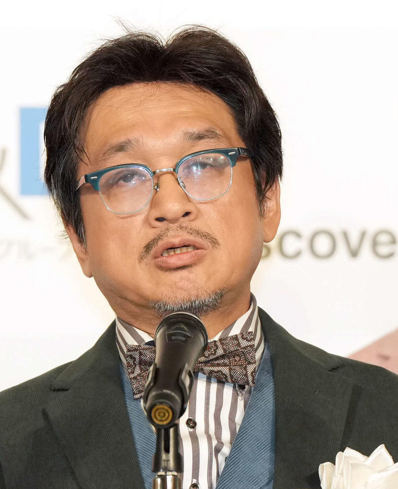 あいさつをするやくみつる氏（2025年12月撮影）