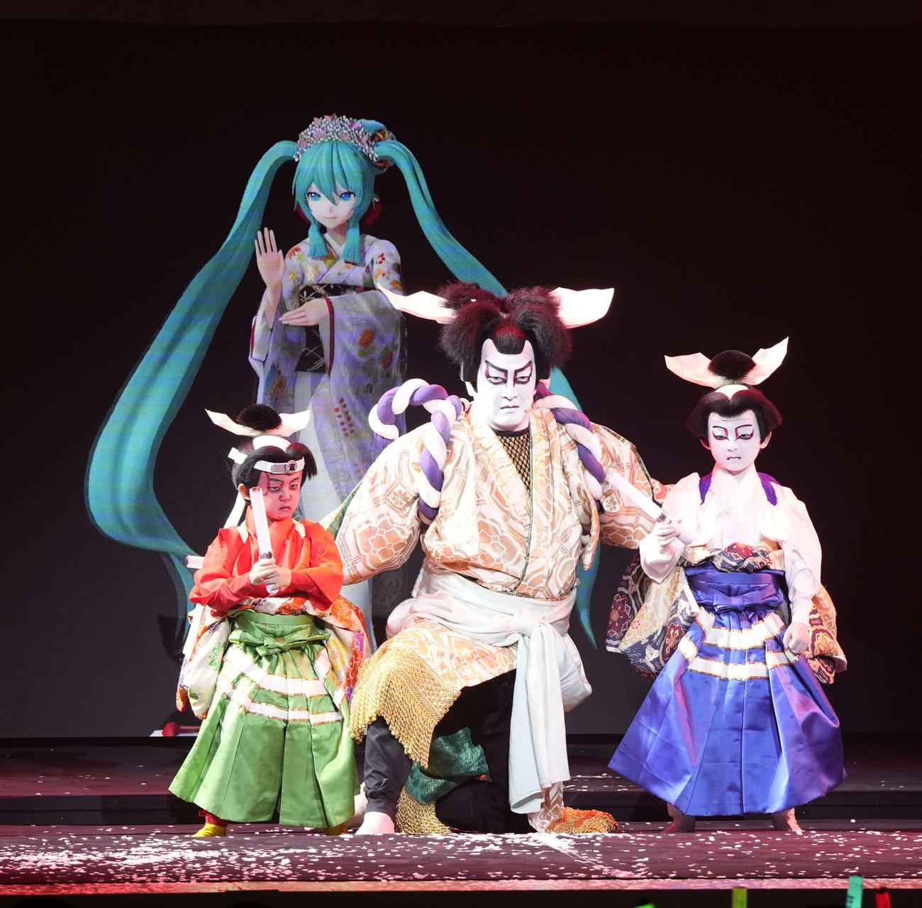 「超歌舞伎　Powered by IOWN『世界花結詞』」に出演する、左から、中村夏幹、中村獅童、中村陽喜。後方は初音ミク（C）松竹／超歌舞伎Powered by IOWN「世界花結詞」
