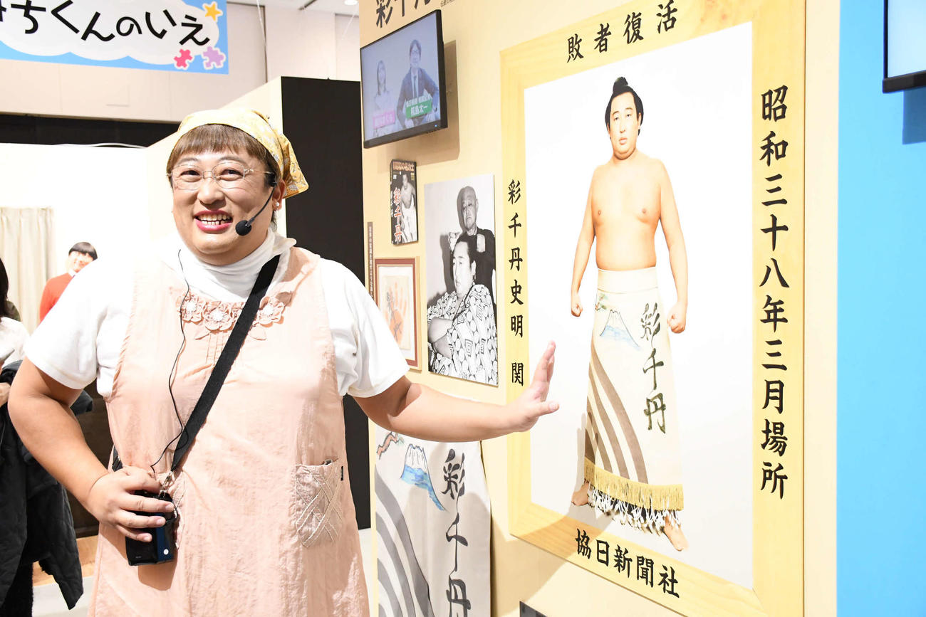 「10周年　クリエイターズ・ファイル　胸やけ大博覧会」in心斎橋をアピールしたロバート秋山竜次扮（ふん）する伝説の寮母藤木みず江（撮影・阪口孝志）