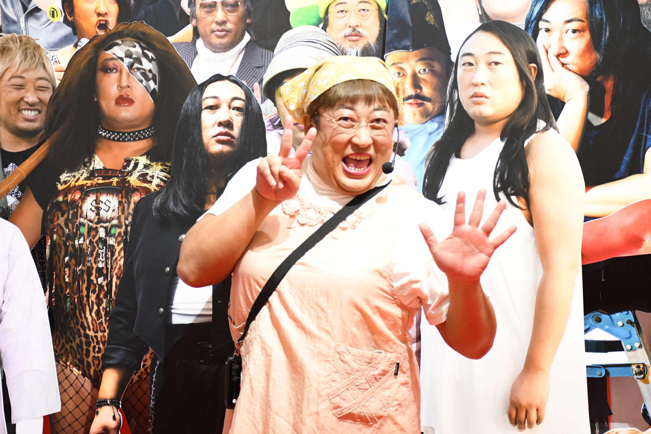 「10周年　クリエイターズ・ファイル　胸やけ大博覧会」in心斎橋をアピールしたロバート秋山竜次扮（ふん）する伝説の寮母藤木みず江（撮影・阪口孝志）