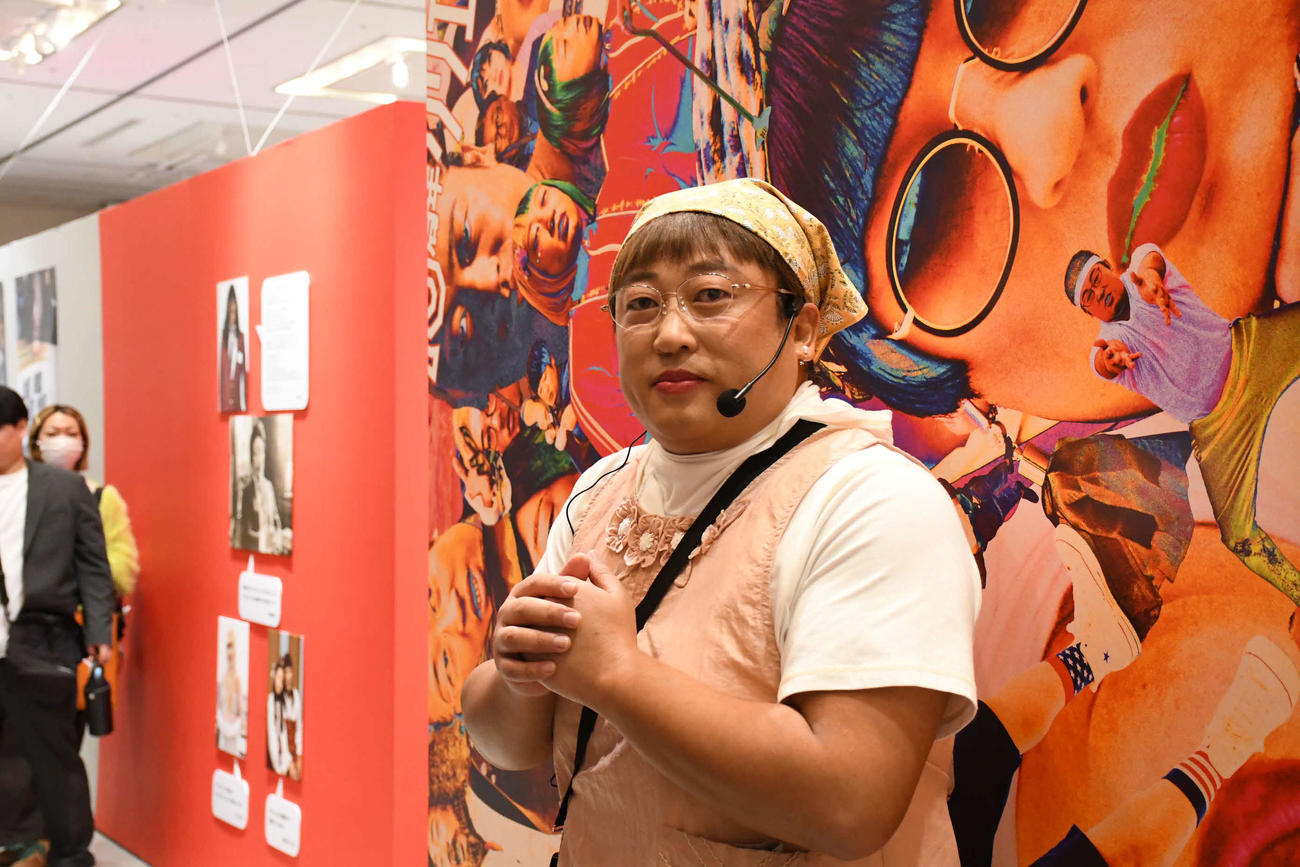 「10周年　クリエイターズ・ファイル　胸やけ大博覧会」in心斎橋をアピールしたロバート秋山竜次扮（ふん）する伝説の寮母藤木みず江（撮影・阪口孝志）