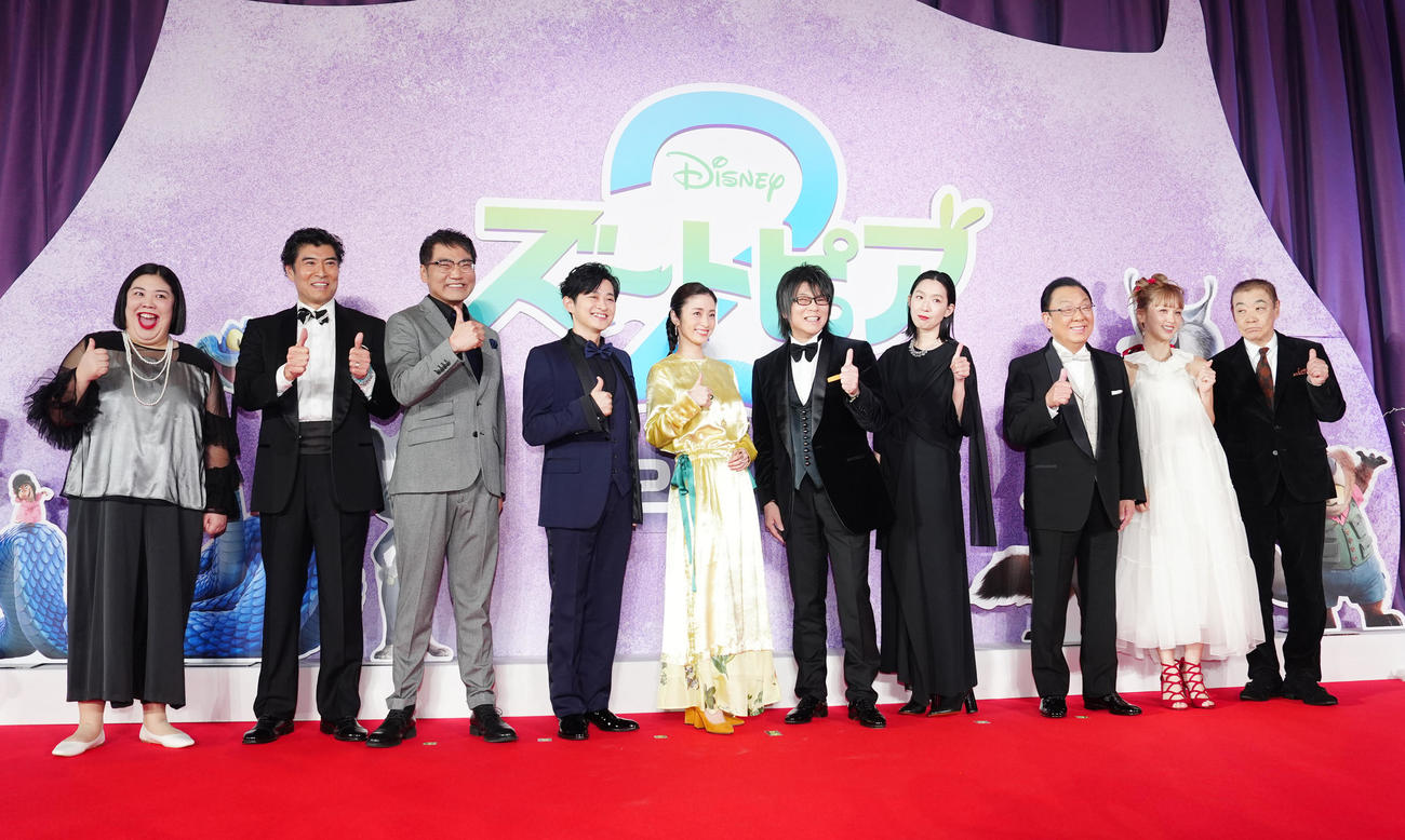 映画「ズートピア2」前夜祭イベントで写真に納まる上戸彩（左から5人目）ら。左から熊元プロレス、髙嶋政宏、三宅健太、下野紘、1人おいて森川智之、江口のりこ、梅沢富美男、Dream Ami、柄本明（撮影・江口和貴）