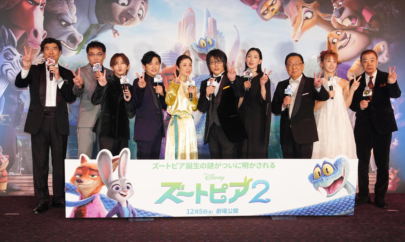 映画「ズートピア2」前夜祭舞台あいさつに臨む上戸彩（左から5人目）ら。左から髙嶋政宏、三宅健太、山田涼介、下野紘、1人おいて森川智之、江口のりこ、梅沢富美男、Dream Ami、柄本明（撮影・江口和貴）