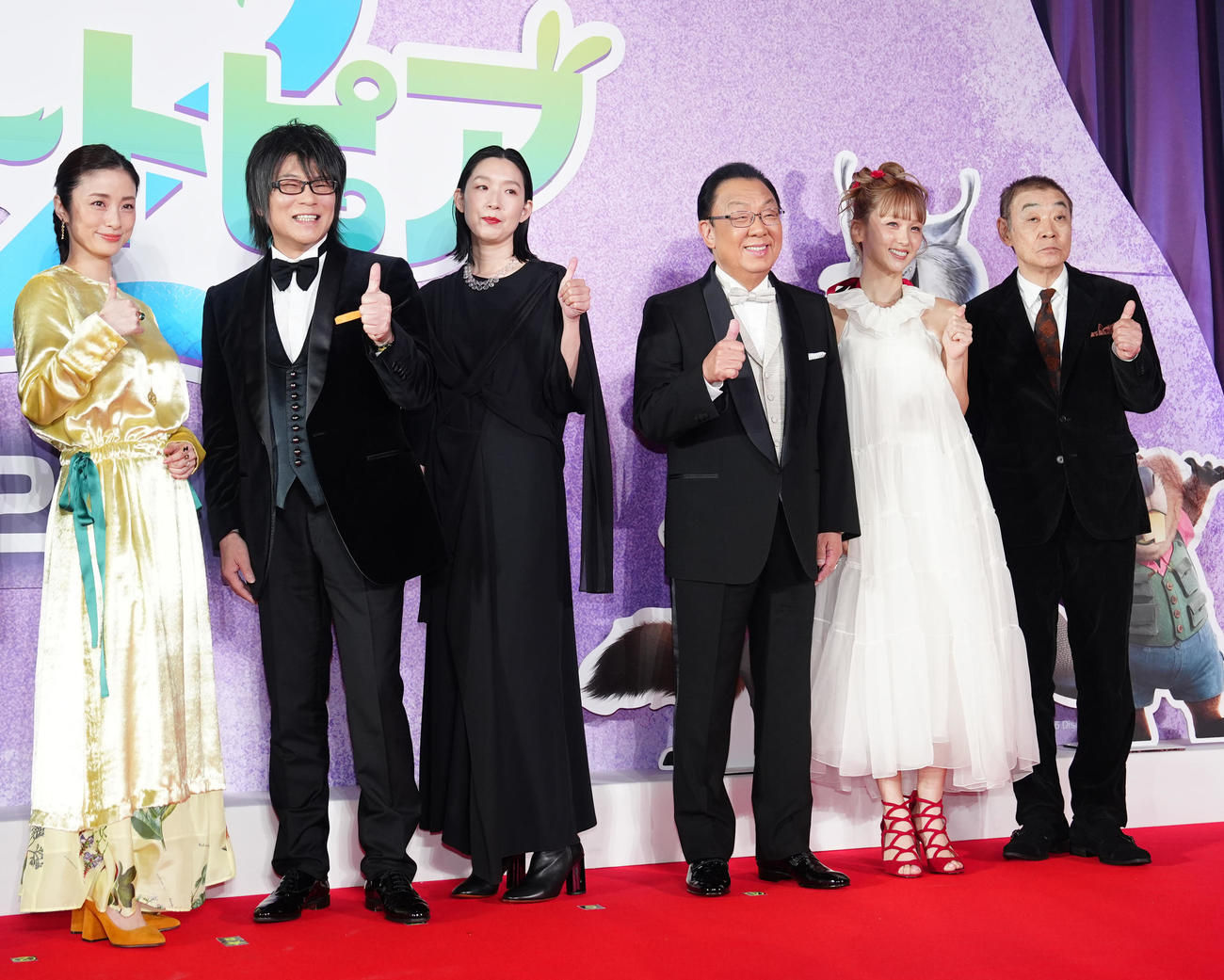 映画「ズートピア2」前夜祭イベントで写真に納まる、左から上戸彩、森川智之、江口のりこ、梅沢富美男、Dream Ami、柄本明（撮影・江口和貴）