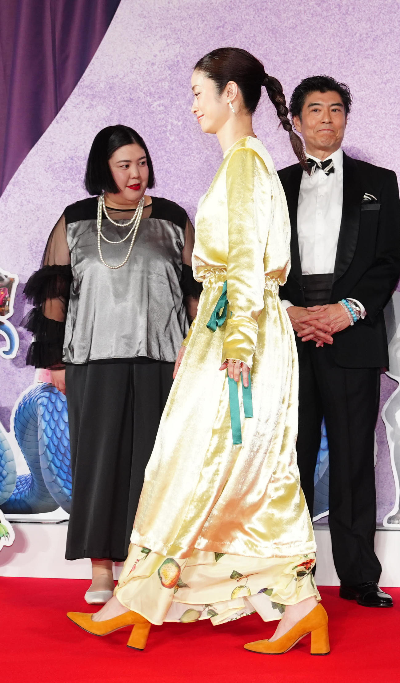 映画「ズートピア2」前夜祭イベントに臨む上戸彩（中央）。左は熊元プロレス、右は髙嶋政宏（撮影・江口和貴）