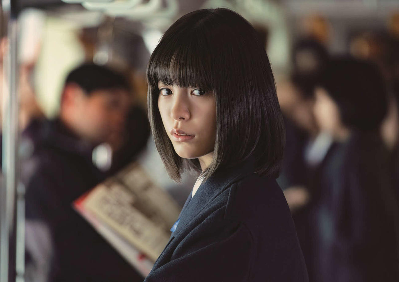 映画「人はなぜラブレターを書くのか」で主人公の寺田ナズナの学生時代・小野ナズナを演じる當真あみ（C）2026映画「人はなぜラブレターを書くのか」製作委員会