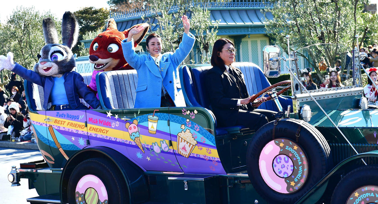 東京ディズニーランドで行われた映画「ズートピア2」日本公開記念スペシャルグリーティングに出演した上戸彩（中央）（撮影・松尾幸之介）