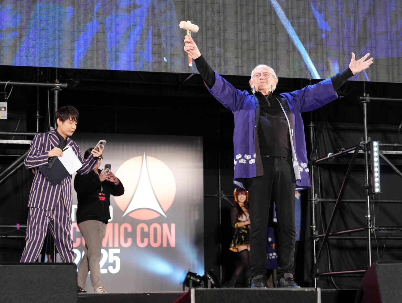 ファンの声援に応えるクリストファ一・ロイド（右）を撮影する準備をする中丸雄一（撮影・足立雅史）