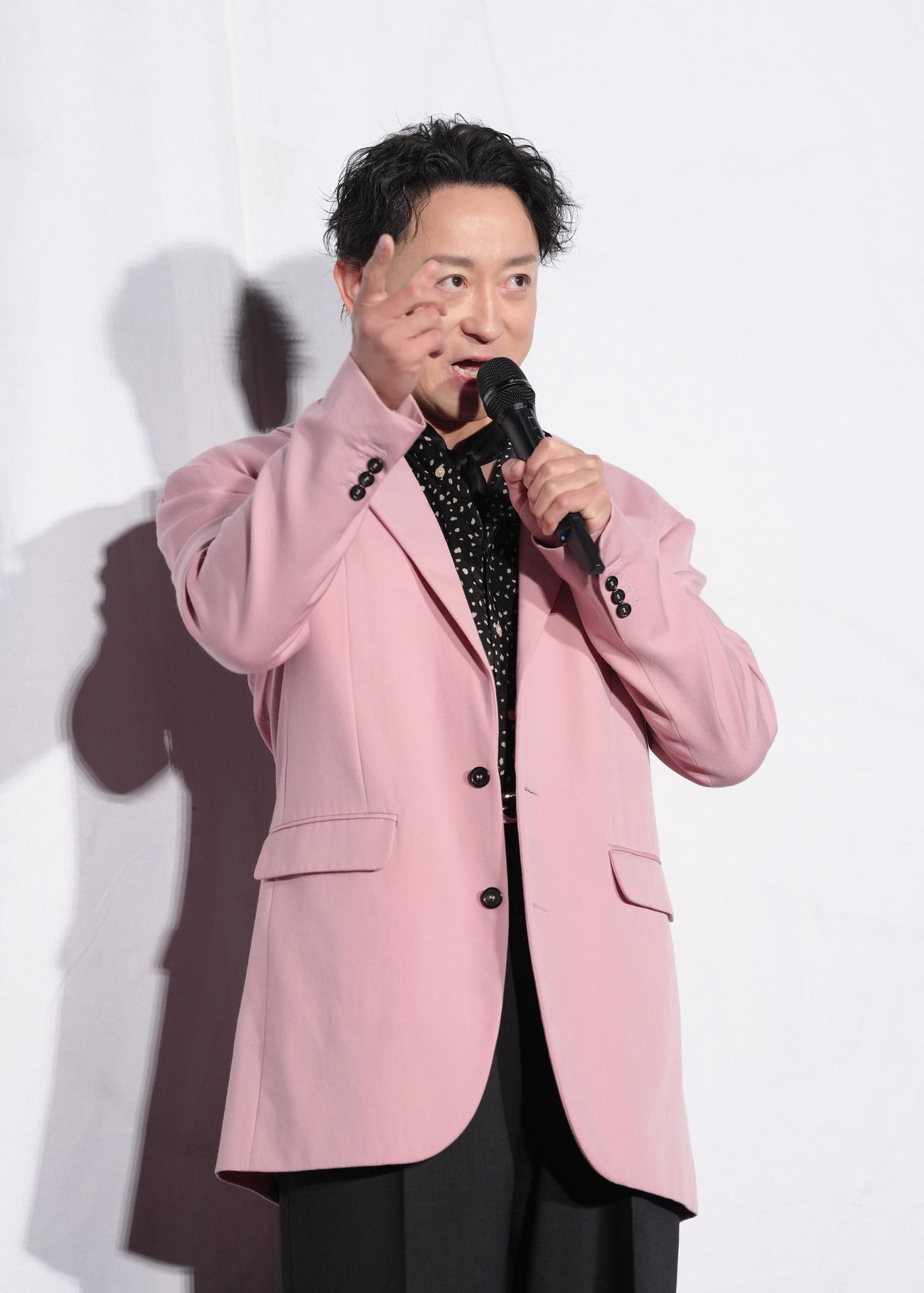 オープニングイベントで開会宣言する東京コミコン2025アンバサダーの山本耕史（撮影・足立雅史）