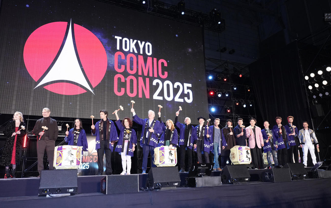 オープニングイベントで鏡開きするセレブゲストら（撮影・足立雅史）