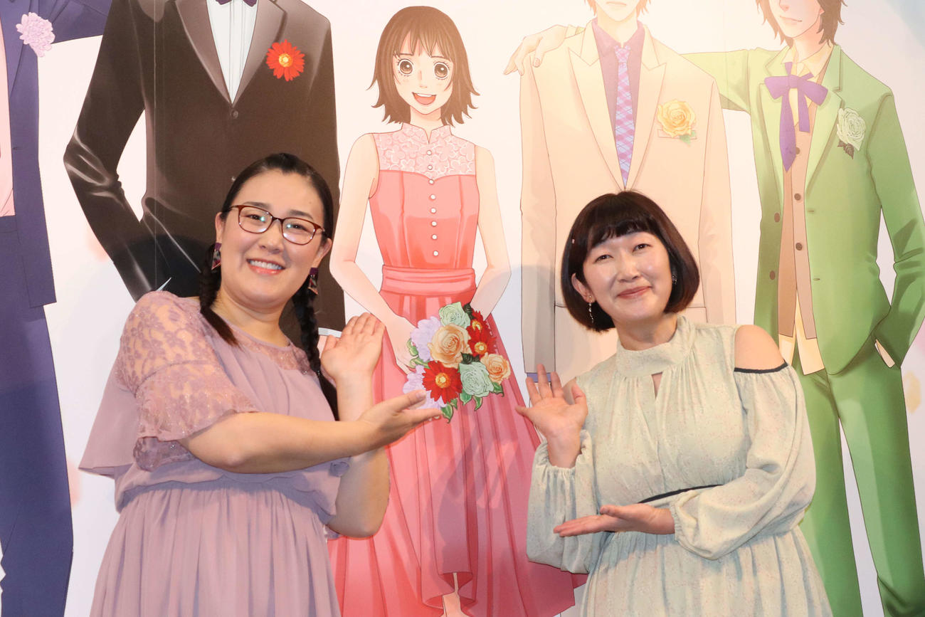 たんぽぽの白鳥久美子（左）と川村エミコ（23年4月撮影）