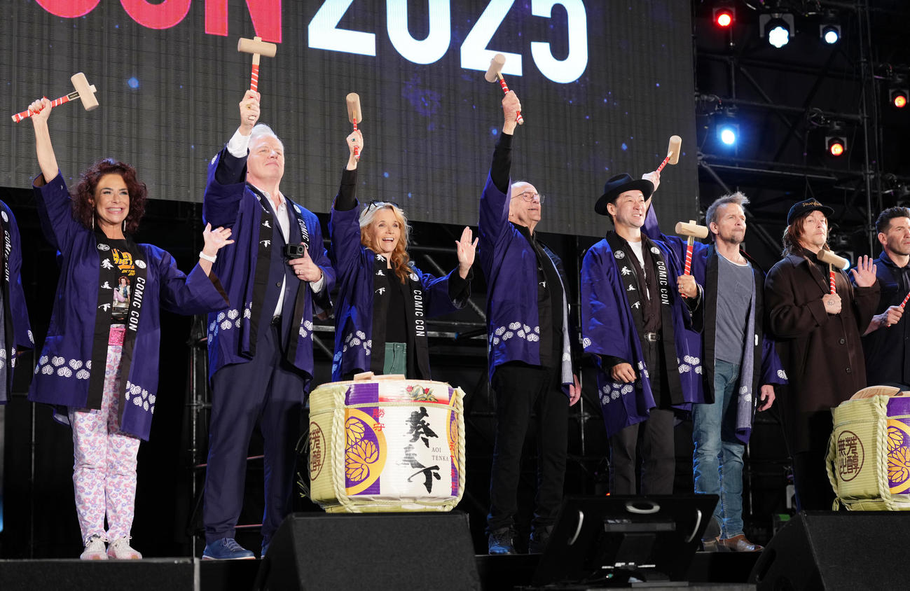 オープニングイベントで鏡開きするクリストファ一・ロイド（左から4人目）、浅野忠信（同5人目）ら（撮影・足立雅史）