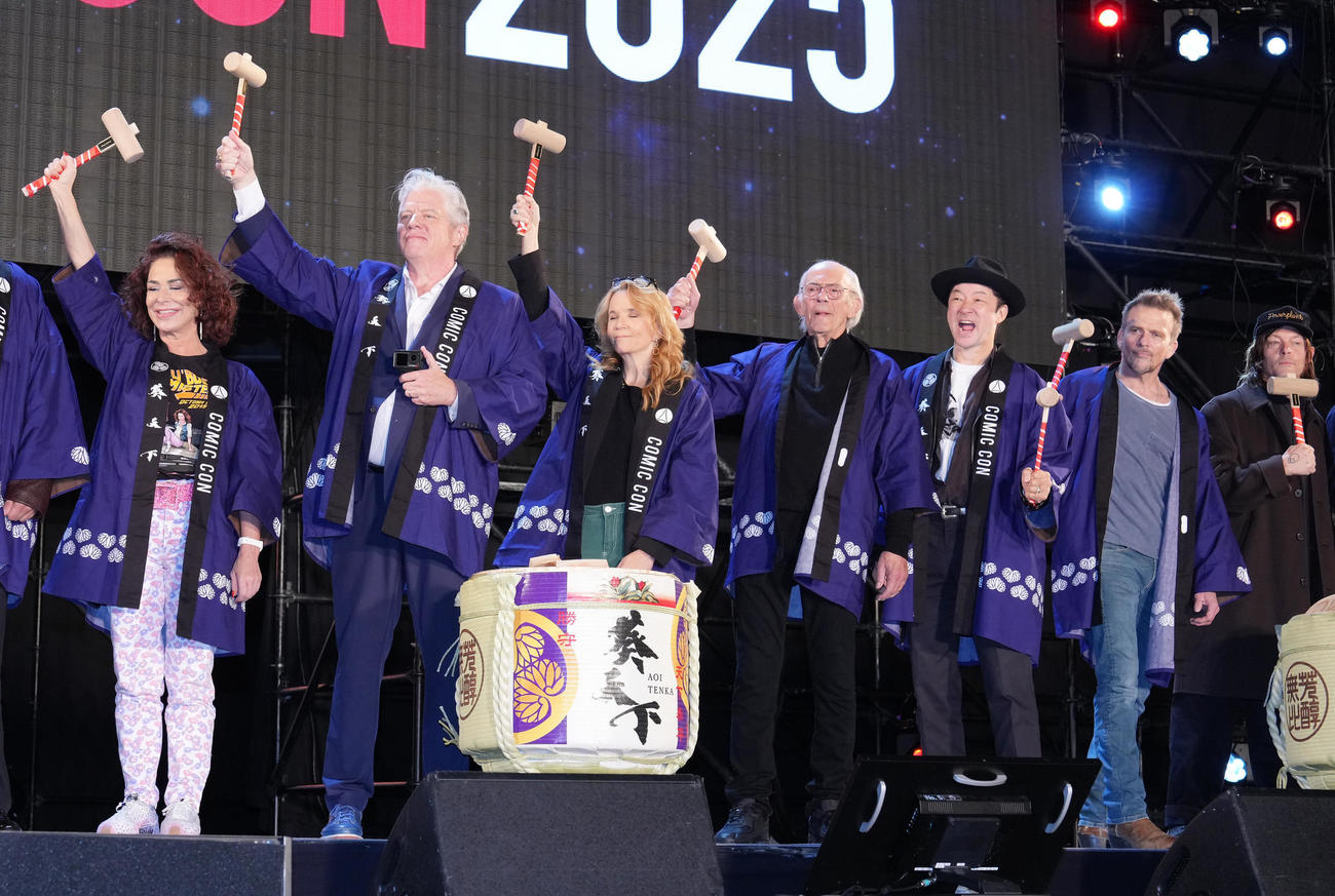 オープニングイベントで鏡開きするクリストファ一・ロイド（左から4人目）、浅野忠信（同5人目）ら（撮影・足立雅史）