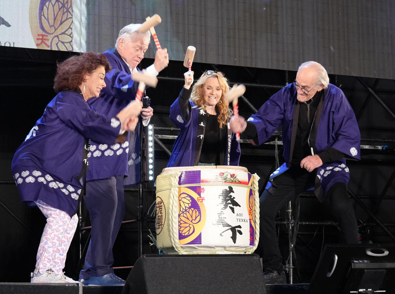 鏡開きするクリストファ一・ロイド（右端）ら（撮影・足立雅史）