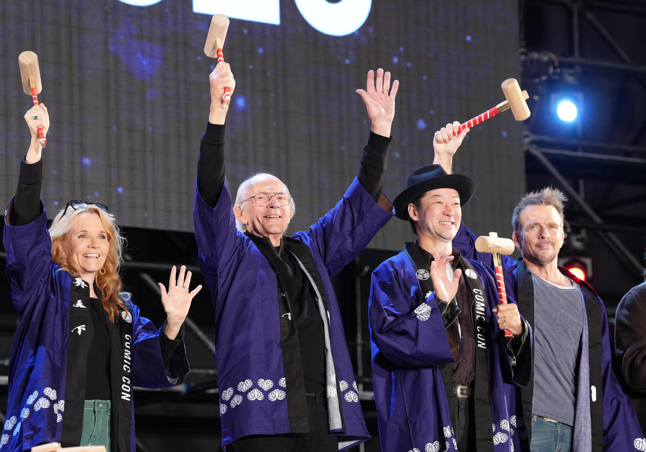 笑顔を見せるクリストファ一・ロイド（中央左）、浅野忠信（同右）ら（撮影・足立雅史）