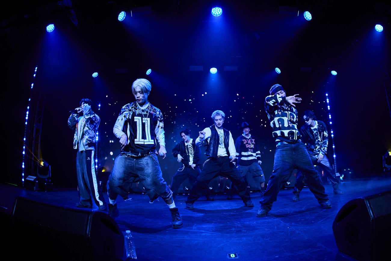「ennichi　’25 Japanese Music Experience LA」でパフォーマンスするPSYCHIC FEVER（Photo by YURI HASEGAWA）