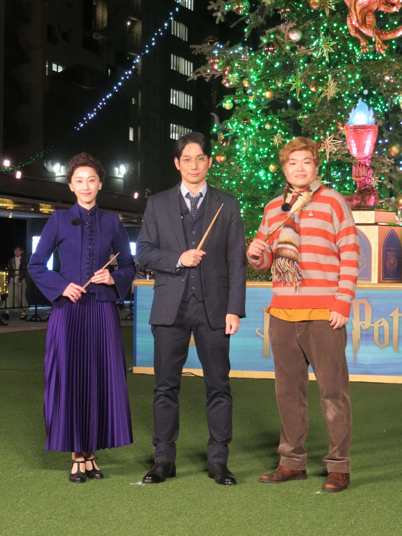 「『ハリー・ポッターツリー』～Chosen by the Goblet～」の点灯式に登場した、左から松井玲奈、平岡祐太、関町知弘。All characters and elements　（C）　＆　〓（商標記号）　Warner Bros．Entertainment Inc．Publishing Rights　（C）　JKR．（s25）