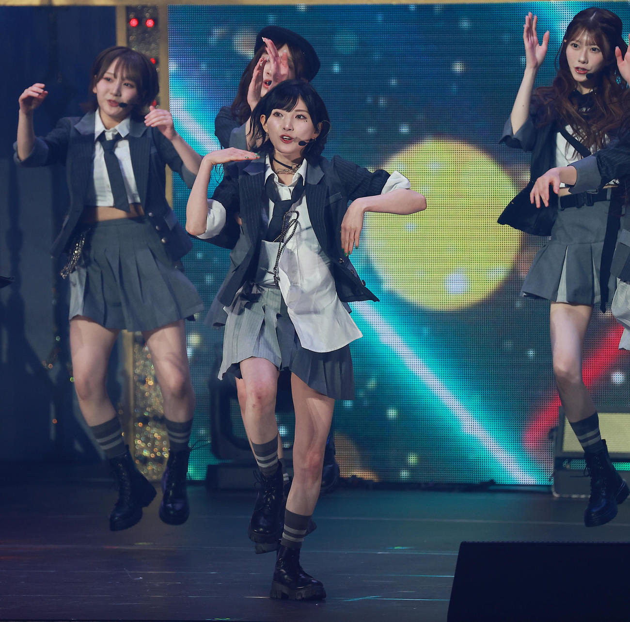 20周年コンサートで岡田奈々センターで披露する「根も葉もRumor」（撮影・中島郁夫）