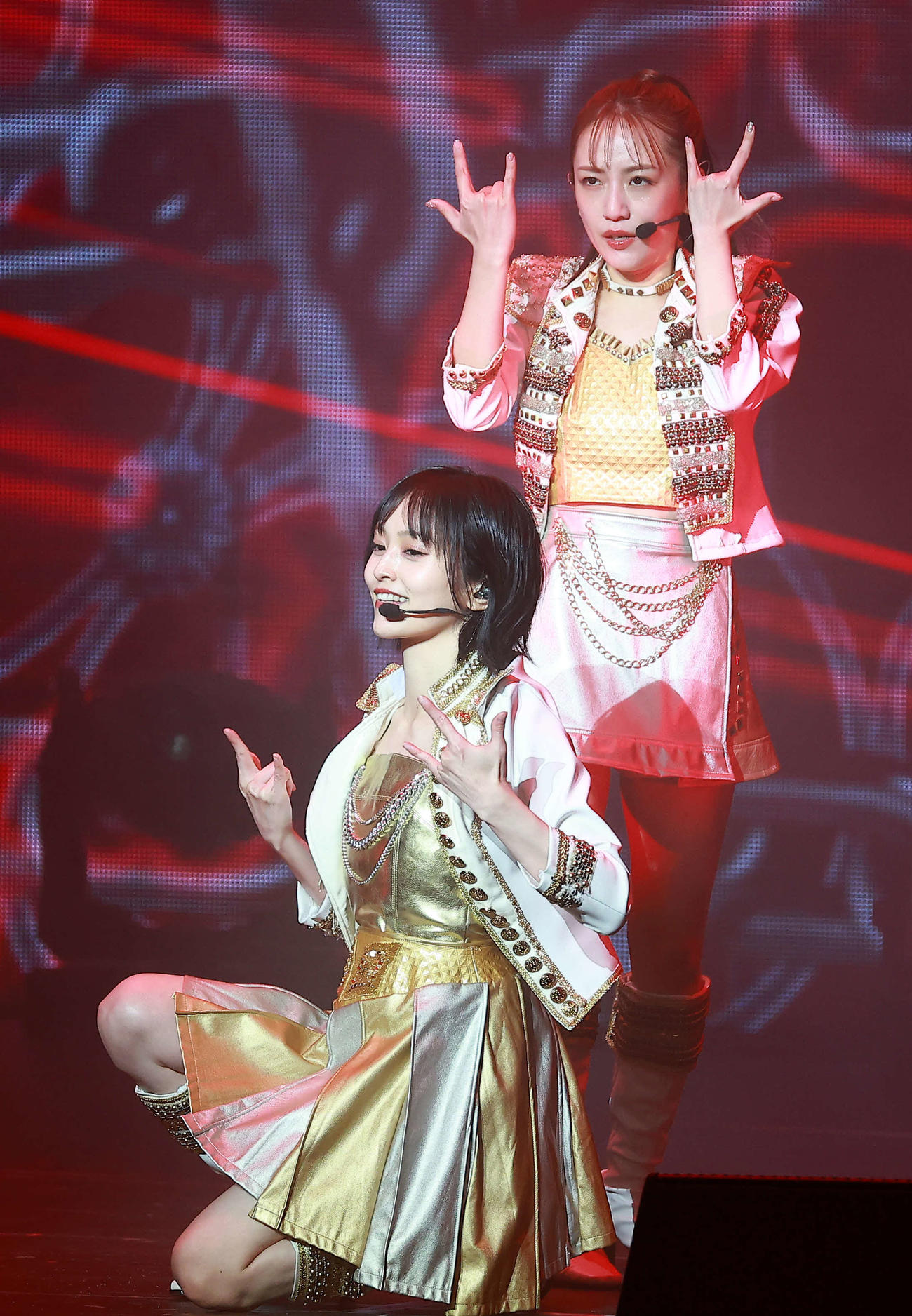 20周年コンサートで盛り上がる元AKB48山本彩（下）と高橋みなみ（撮影・中島郁夫）
