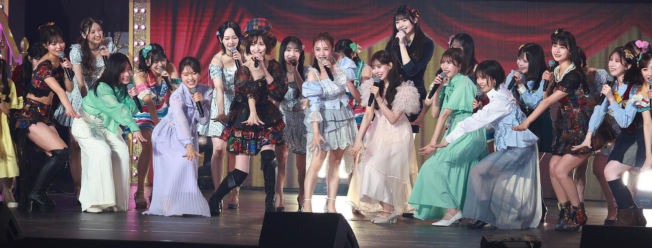 OGを迎え20周年コンサートで盛り上がるAKB48（撮影・中島郁夫）