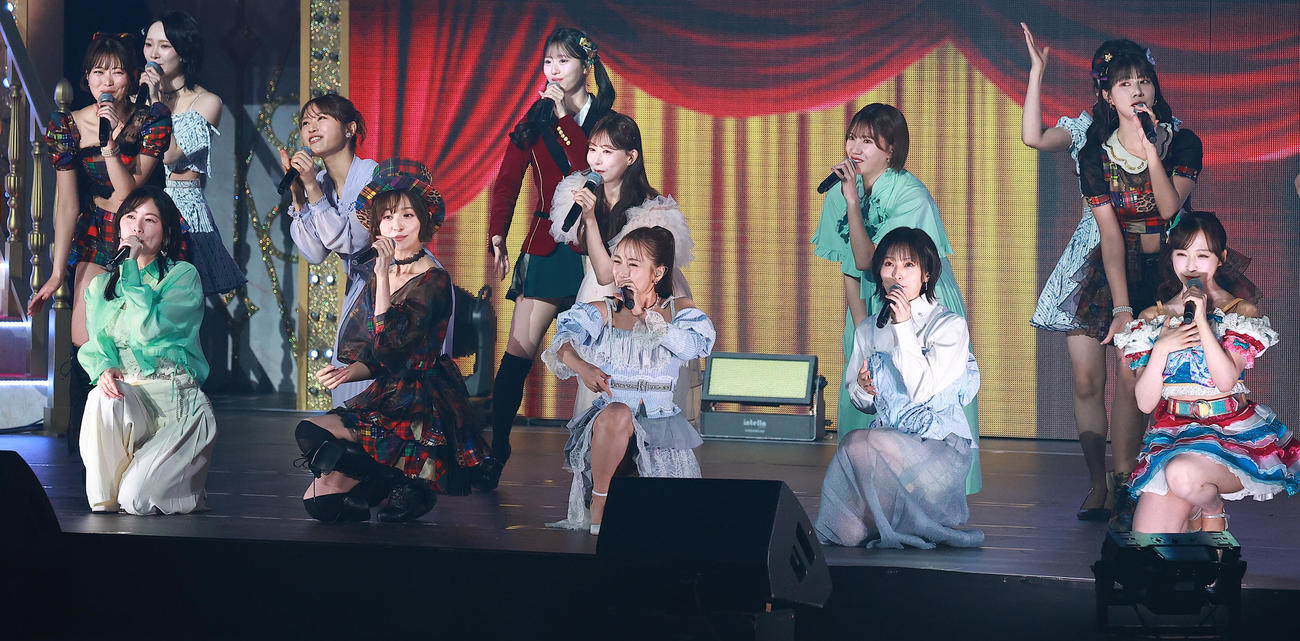 OGを迎え20周年コンサートで盛り上がるAKB48（撮影・中島郁夫）