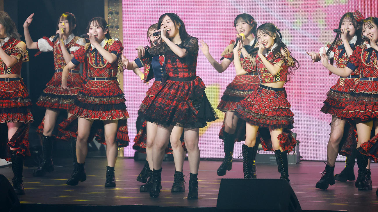 松井珠理奈センターで披露する「大声ダイヤモンド」（撮影・中島郁夫）