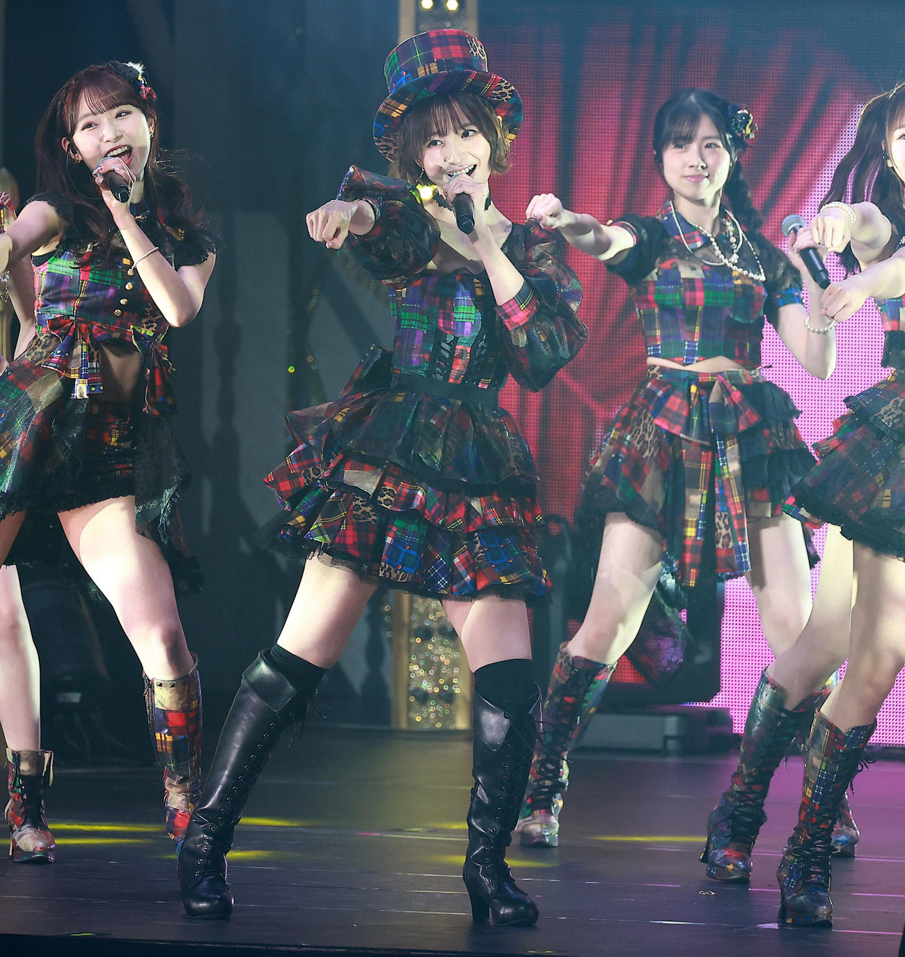 20周年コンサートで盛り上がる元AKB48の篠田麻里子（中央）（撮影・中島郁夫）