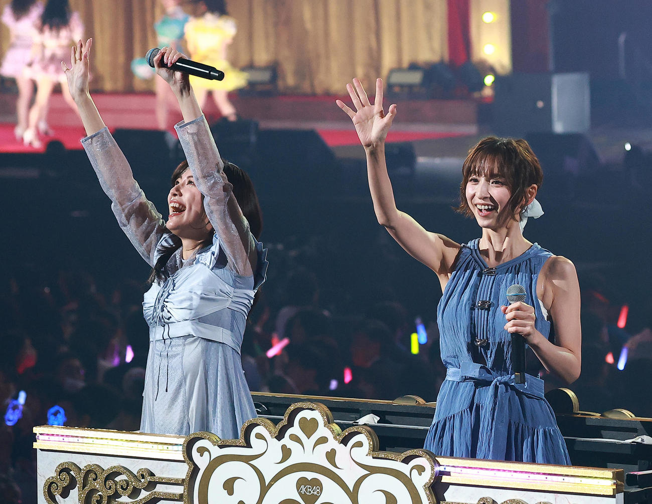 20周年コンサートで盛り上がる松井珠理奈（左）と篠田麻里子（撮影・中島郁夫）
