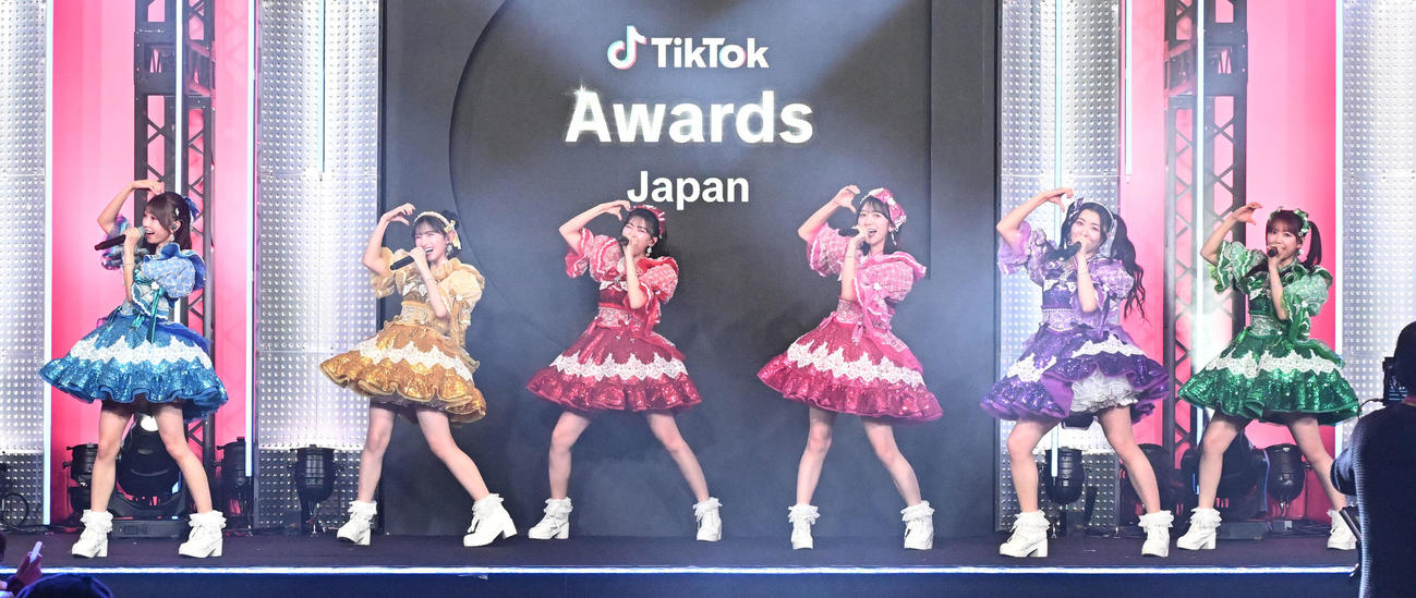 「TikTok Awards Japan」2025でパフォーマンスを披露する超ときめき♡宣伝部（撮影・千葉一成）