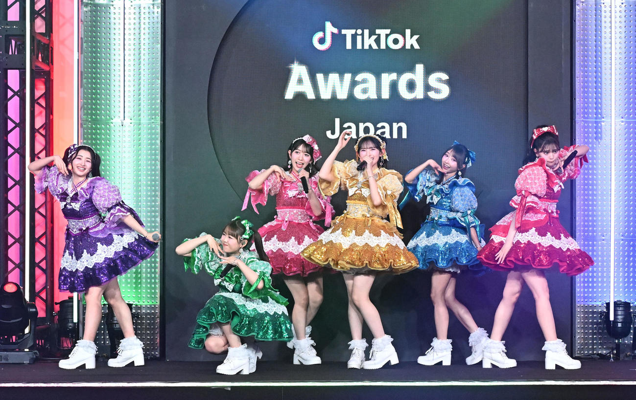「TikTok Awards Japan」2025でパフォーマンスを披露する超ときめき♡宣伝部（撮影・千葉一成）